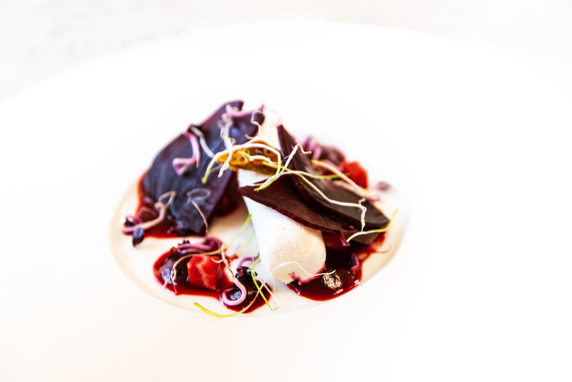 Impiattamento elegante con erbe